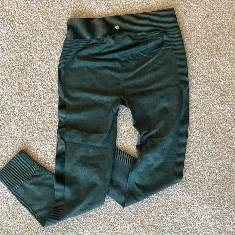 Seamless green leggings